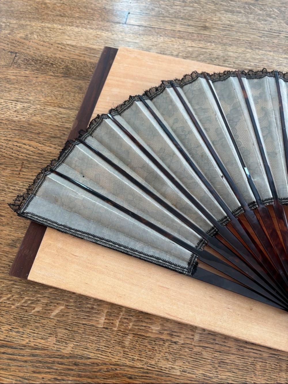 Vintage Black Lace Folding Hand Fan with Tortoise Handle - Picture 8 of 16